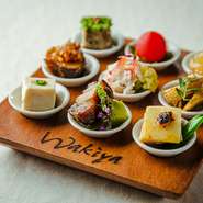 一口ずつ、色々なものを食べてもらいたい、そんな脇屋シェフの原点ともいえるもてなしの心が形になった前菜。9は永久の「久」につながることから、中国ではめでたい数。五味のバランスが取れ、目にも美しい前菜。