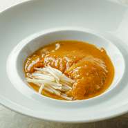 柔らかい繊維感が特徴の気仙沼産の特大のヨシキリザメの尾びれをボイルし、4〜5日かけて下処理してから、セイロで8時間蒸し、豚骨と鶏のもみじなどでとった毛湯で9時間ほど煮込む。丁寧な仕事が生み出す逸品。