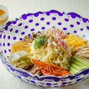 夏の定番、喉越しの良い細麺を使ったさっぱりとした冷たい麺。チャーシューや車海老など、上に乗ったたっぷりの具材はまずはつまみとして楽しむのもアリ。ゴマだれに凍頂烏龍茶が入っているのが、深い味わいの秘密。