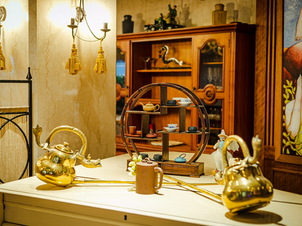 店内には脇屋氏が集める調度品、置物、絵画などがいたるところに