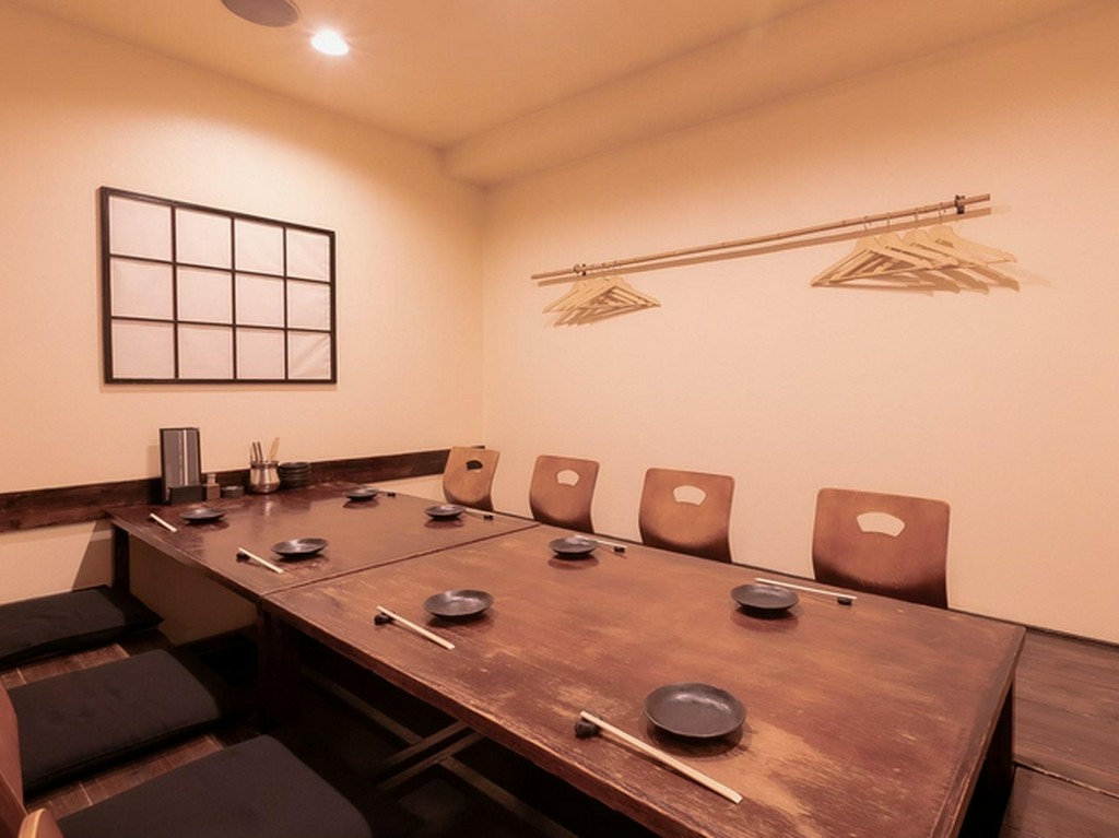 周囲の視線や会話を気にする必要のない個室を完備