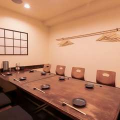 周囲の視線や会話を気にする必要のない個室を完備