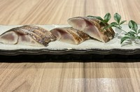 丹念に仕込んだ〆鯖の皮面を軽く炙り余分な脂を落とし、旨味が凝縮した逸品です。
