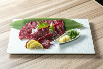 九州の郷土料理を揃えたメニューは、地元の人や旅行者に人気