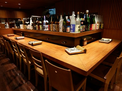 テーブル席はもちろん、カウンター席でのデートもオススメ