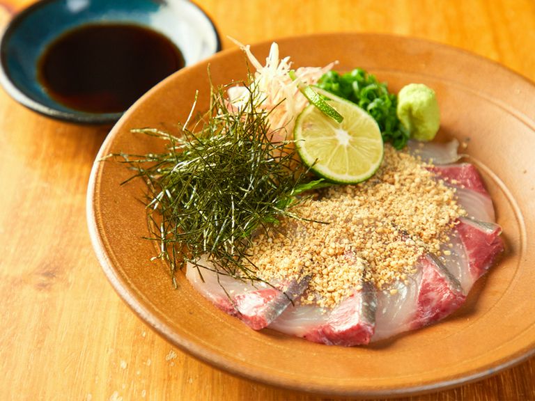 福岡の名物料理の一つ。九州の甘辛い醤油を使った『ごまカンパチ』