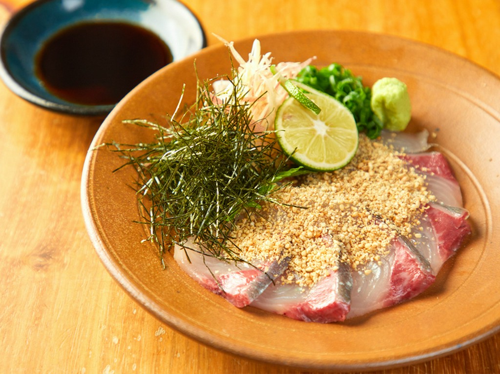 福岡の名物料理の一つ。九州の甘辛い醤油を使った『ごまカンパチ』