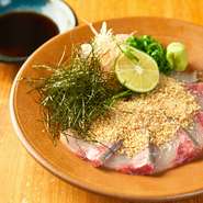 新鮮なカンパチに、たっぷりのすりごまをかけています。そのまま食べても良し、ご飯に乗せても良し、お茶漬けにしても良し。さまざまな食べ方を楽しむことができます。