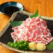 口の中に入れた瞬間から、質の良い脂がとろけていきます。新鮮な馬刺しにこだわりながら仕入れているため臭みを感じさせることはなく、脂と赤身のバランスの良さを堪能。