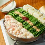 黒毛和牛のもつを使っておりプルプルとした食感、とろけるような舌触りを味わうことができます。九州地方の味噌を独自の配合でつくりあげた、自家製味噌スープが絶品。