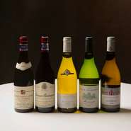 ブルゴーニュ中心にフランスワインを豊富に揃えており、シャンパン50種類、白100種類、赤120種以上からお選びいただけます。松本氏のやわらかいテイストの料理に寄り添う、味や香りが繊細なワインが多めです。
