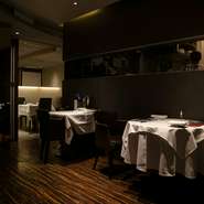 「ミシュランガイド東京」で一つ星を獲得した正統派のフレンチレストラン。本格的なサービスでゲストに接しながらも、「遊び心」と「リラックス」を常に念頭に置き、居心地のいい空間をつくり出します。