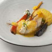 自然環境や資源に負荷をかけず、労働者にも配慮して養殖された真鯛を使っています。甘いにんじんのソースと、塩レモンジャムの酸味、ほんのり散らしたフェンネルシードが、爽やかながらも重層的な香りを演出。