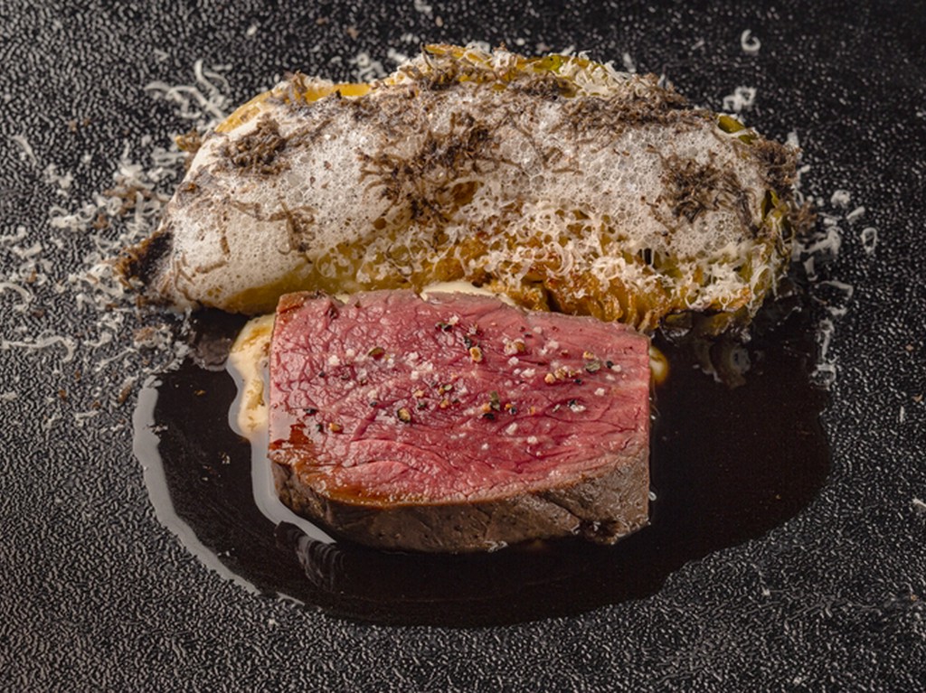 やわらかく、ジューシーに火入れした『柿木さんの短角牛のロースト』