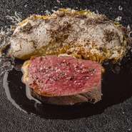 牛を長く放牧させ、なるべく自然な環境で育てる生産者、柿木畜産から仕入れた短角牛は、やわらかさと程よい弾力を兼ね備え噛むごとに旨みが滲み出ます。焼いたキャベツのほのかに甘い味が、牛肉の脂の甘みと好相性。