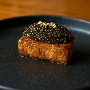 バスク地方で料理長として活躍中、シェフは同地と日本の自然や料理に共通点を見出し、独自の美味を探求。スペインの伝統に根ざしつつ日本の食材や技を融合した、風味豊かで美しく、味わい深い皿でもてなしています。