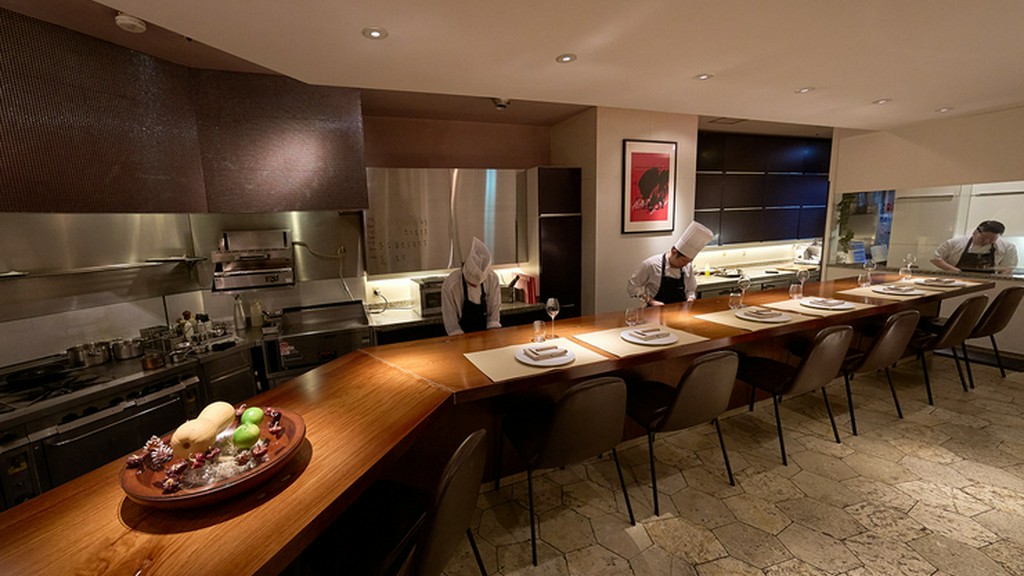 料理の背景や物語を感じられる、洗練された大人空間が評判