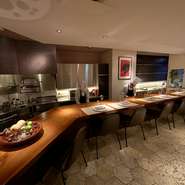 店名はシェフが4年間料理長を務めた【カーサ　ウロラ】がある街、サンセバスチャンのスリオラ海岸に由来。店内には、その海岸を描いた水彩画やスペインの現代アートが飾られ、ストーリーのある食体験が叶います。
