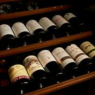 ソムリエが店の料理に寄り添うワインを厳選。中でもスペインワインは圧巻のラインナップで、各地の土着品種などレアな味わいも多数。日本ワインや日本酒もあり、ドリンクでもスペインと日本の食の調和を愉しめます。