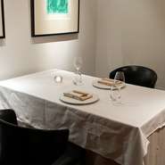 交詢ビル4階にスペイン文化が薫る空間を設え、シェフズテーブル・スタイルのカウンター席、落ち着いた雰囲気のダイニング・テーブル席、個室2部屋を用意。個室は2～4名様で憩え、接待や食事会などに人気です。
