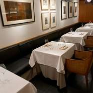 食通をもてなすビジネスシーンに定評がある名店。ランチでもディナーと同様のコースを楽しめ、昼の大事な接待にも重宝します。東京のグルメシーンを彩る店なので、海外や都外のゲストをもてなす場としてもオススメ！