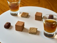 カカオ豆から店で手づくりするチョコレートも、創業以来のシグネチャー。ガナッシュ、ボンボンショコラ、黒糖とカカオのムースを楽しめ、カカオ豆の殻から仕立てるカカオティーの香り高さも評判です！