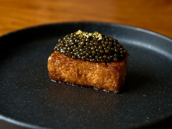 食材の新たな魅力に出合える『軽く燻したキャビアとトリハ』