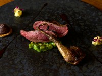 食材の命を伝え、存在感のある一皿を紡ぐ『季節の肉料理』