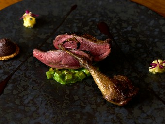 食材の命を伝え、存在感のある一皿を紡ぐ『季節の肉料理』