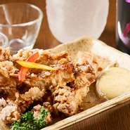 鮮度抜群の鶏を活かした、お酒の進む一品料理も多数。飲み放題付きの宴会向けコースもあり、普段の飲み会から、季節の宴会、会社単位の大宴会まで幅広い宴会シーンに対応可能です。
