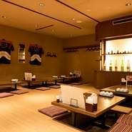 130席以上とキャパシティも大きく、公私問わずさまざまなシチュエーションに利用可能。店内にはのびのびと過ごせる座敷も完備。足を伸ばしてくつろげる掘りごたつタイプのため、じっくりと飲みたい方にも最適です。