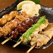 鮮度抜群の国産若鶏を使った焼き鳥より、オススメ5本を盛り合わせで提供。“焼き鳥の父”こと【鮒忠】の創業者より職人たちに受け継がれる秘伝のタレで焼き上げる焼き鳥は、いずれも絶品です。