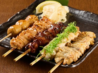  “焼き鳥の父”より受け継がれる味『おまかせ5本セット』