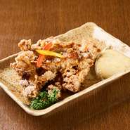 宮崎の名物料理として、幅広い世代に支持されるチキン南蛮。【鮒忠】こだわりの新鮮な鶏を使うことで、食べ応えがありながらも味わい深い逸品。自家製のタルタルソースと香ばしく揚げた鶏の相性も絶妙です。