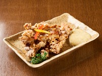 宮崎の名物料理として、幅広い世代に支持されるチキン南蛮。【鮒忠】こだわりの新鮮な鶏を使うことで、食べ応えがありながらも味わい深い逸品。自家製のタルタルソースと香ばしく揚げた鶏の相性も絶妙です。