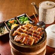 炭火で焼き上げた国産うなぎを、さまざまな楽しみ方で味わうひつまぶし。薬味や特製のおだしとの組み合わせで、多彩なおいしさと出合えます。自慢のうなぎをとことん楽しんでみませんか。