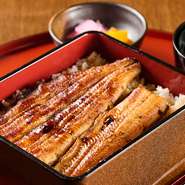 厳選された国産うなぎを炭火で丁寧に焼き上げ、ふっくら炊き上げたオリジナルブレンド米に乗せた、お店自慢のうな重。