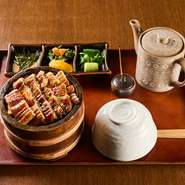 炭火で焼き上げた国産うなぎを、さまざまな楽しみ方で味わうひつまぶし。薬味や特製のおだしとの組み合わせで、多彩なおいしさと出合えます。自慢のうなぎをとことん楽しんでみませんか。