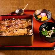 厳選された国産うなぎを炭火で丁寧に焼き上げ、ふっくら炊き上げたオリジナルブレンド米に乗せた、お店自慢のうな重。肝吸・お新香も付いた満足感たっぷりのセットメニューです。