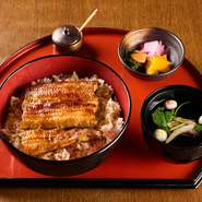 お店こだわりの炭火焼きうなぎをリーズナブルに楽しめる定食メニュー。嬉しいお吸い物・お新香付きで、お昼どきにもオススメ。ランチタイムをちょっと贅沢に彩ってくれます。