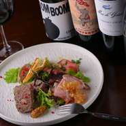 2005年の創業以来、本格料理とお酒の品揃えの豊富さで、リピーターを増やす店。路地裏にひっそり佇む隠れ感も人気で、池袋西口での落ち着いた食事に重宝。東京芸術劇場での観劇後のスポットとしても理想的です。