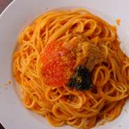パスタ・ピザ・サラダなどを組み合わせてカジュアルに楽しんだり、前菜からメインまでのコース料理を堪能したり、どんなシーンにも寄り添ってくれる一軒。深夜1時（金曜は翌4時）までの営業も何かと便利です。