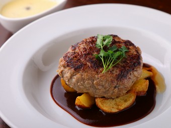 限定5皿。ワインに合う牛100%の肉々しい『粗挽きハンバーグ』