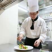 「大切な人との大切な瞬間を楽しく過ごしていただく、そのための料理とサービスがレストランの使命」と話す清水氏。ゲストのリクエストによる料理のアレンジなどにも柔軟に対応しています。