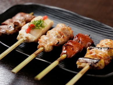 個性豊かな旨味・食感をおまかせで楽しむ『焼き鳥』