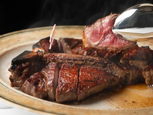 表面はカリッと中はジュワッと肉汁溢れる『Ｔボーンステーキ』