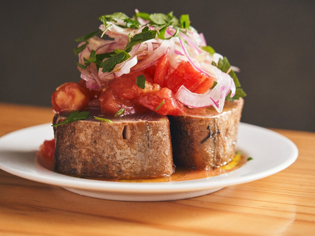 目の前で上がる炎もお楽しみ『カツオの藁焼き フレッシュトマトのソース』