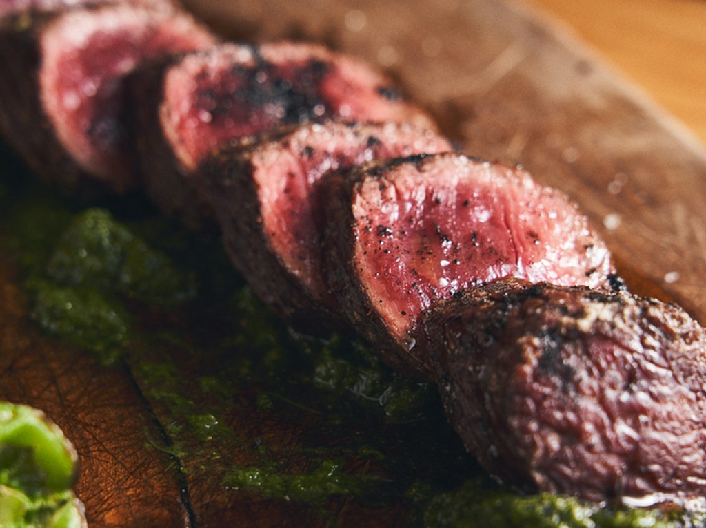 『日本鹿の炭火焼き、山椒のソース』