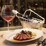 世界30ヶ国以上のワインが取り揃えられており、料理とのペアリングを楽しめます。フランス、イタリアはもちろん、中には、めったにお目にかかれないような国のワインも。