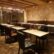 広々とした店内には、4名から人数に合わせて使える大小さまざまな完全個室のVIPルームが用意されています。着席で130名、立食ビュッフェスタイルなら300名まで利用可能な広いパーティールームも完備。